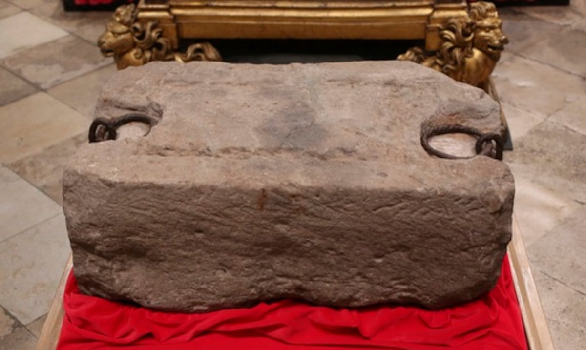 Inesperado evento: atacante en kilt rompe vitrina de la legendaria Piedra del Destino en Escocia