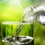 Cuánta agua se debe tomar en los días de mucho calor: esto recomiendan los expertos