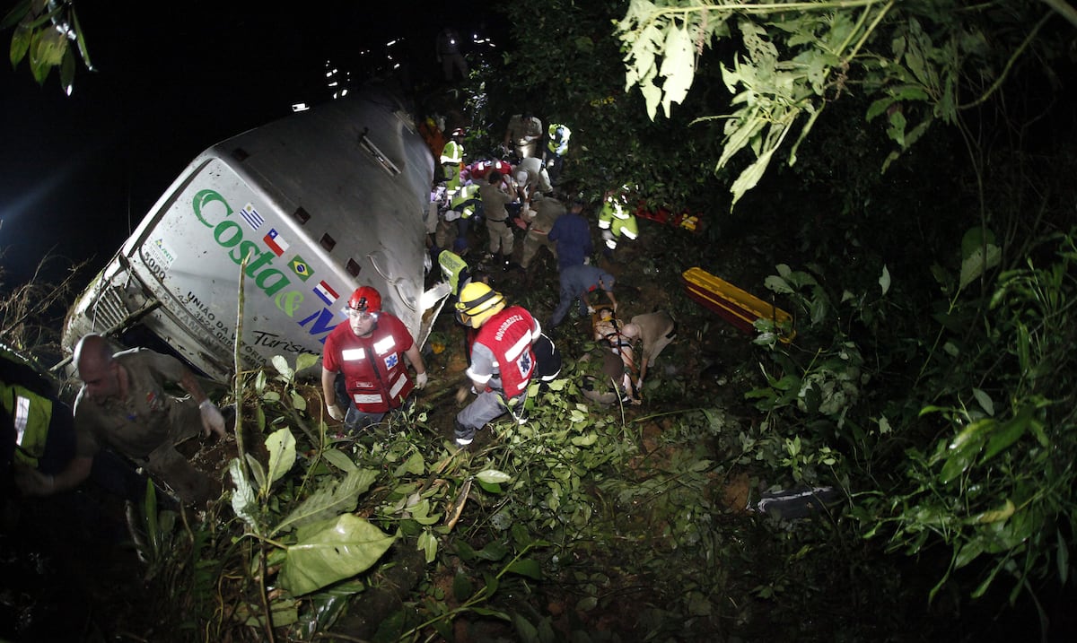 Mueren cinco personas en un accidente con autobuses universitarios en Brasil