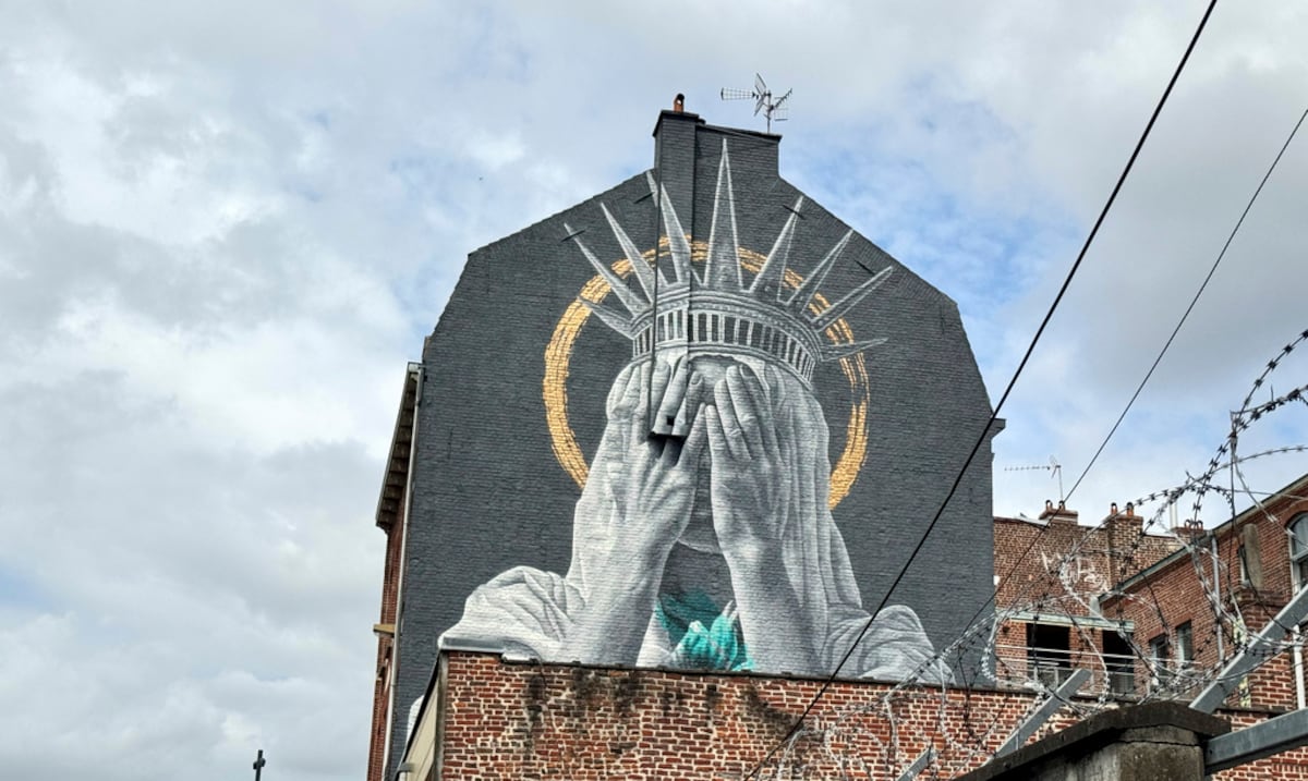 La Estatua de la Libertad “avergonzada”: mural en Francia lanza potente mensaje contra Trump