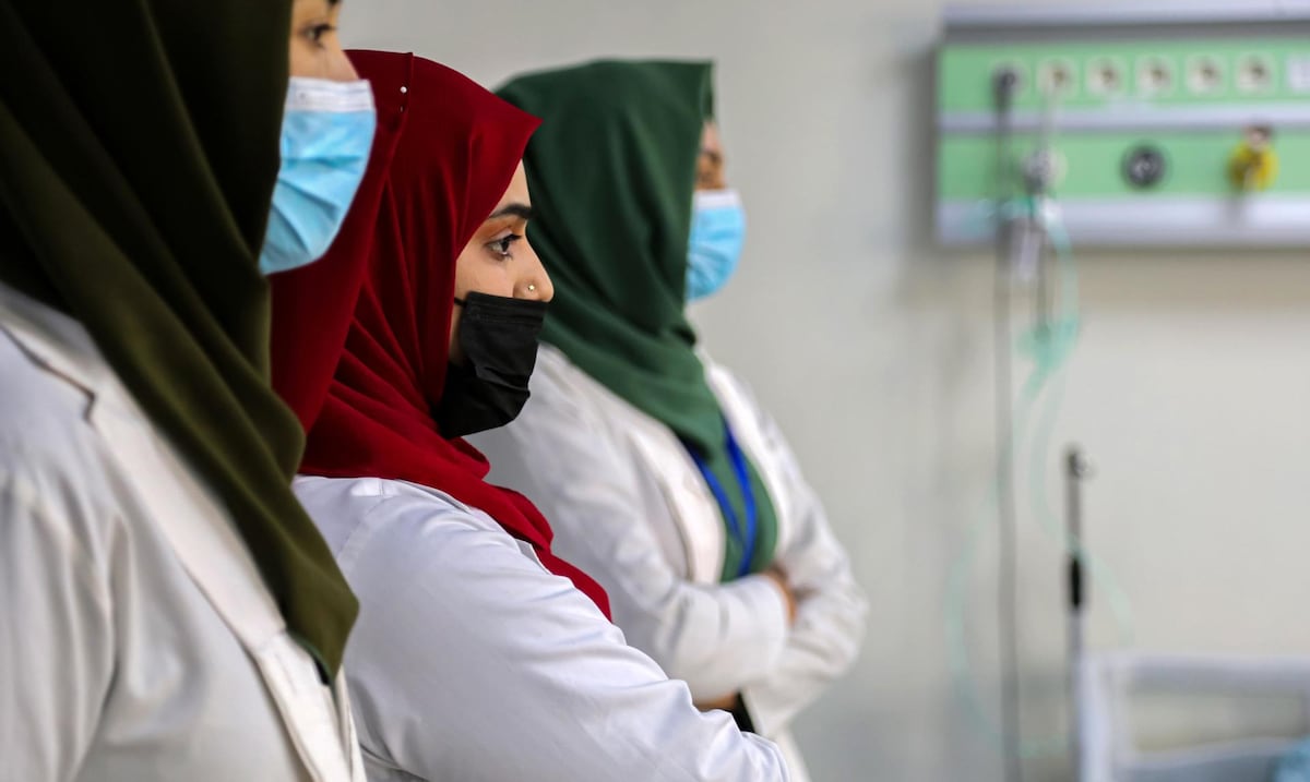 Las afganas se preguntan quién las atenderá tras veto talibán a los estudios médicos