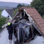 Insólito accidente: auto se estrella contra el techo de una granja en Alemania