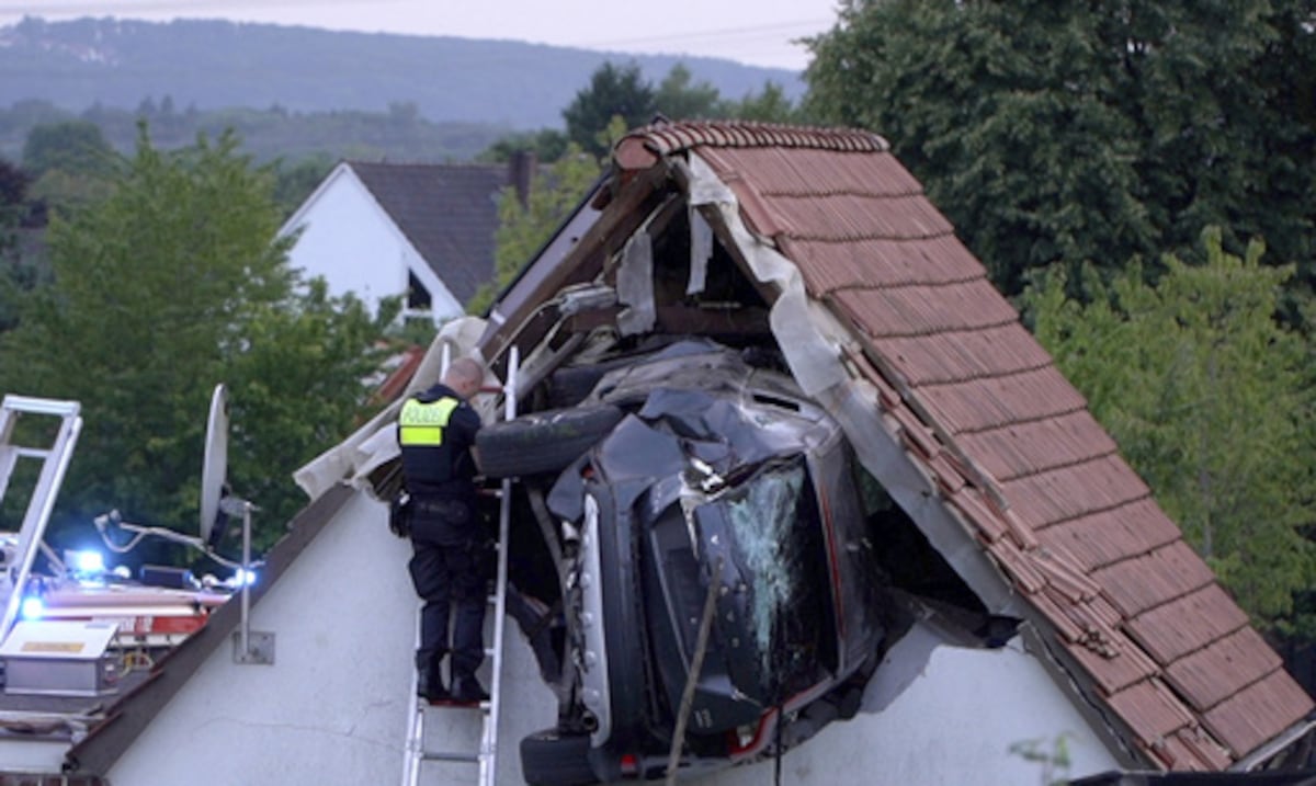 Insólito accidente: auto se estrella contra el techo de una granja en Alemania