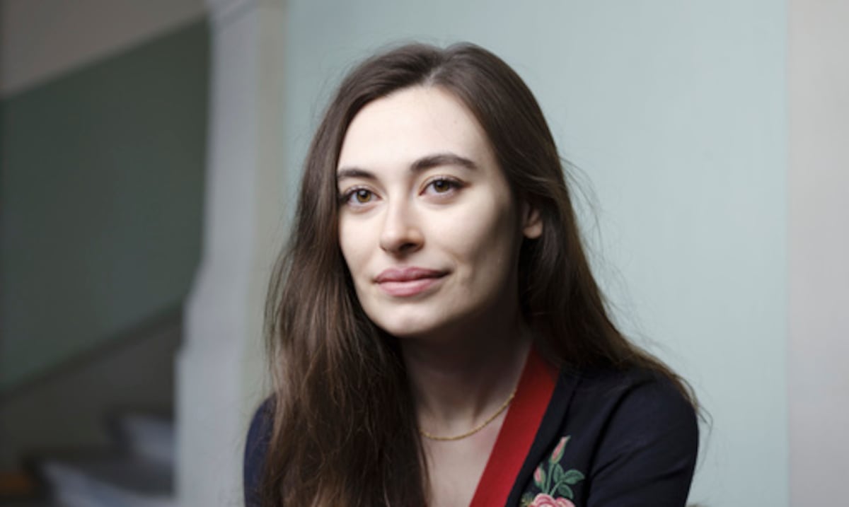 Acusan a concejal suiza por disparar a un cartel de la Virgen con el niño Jesús