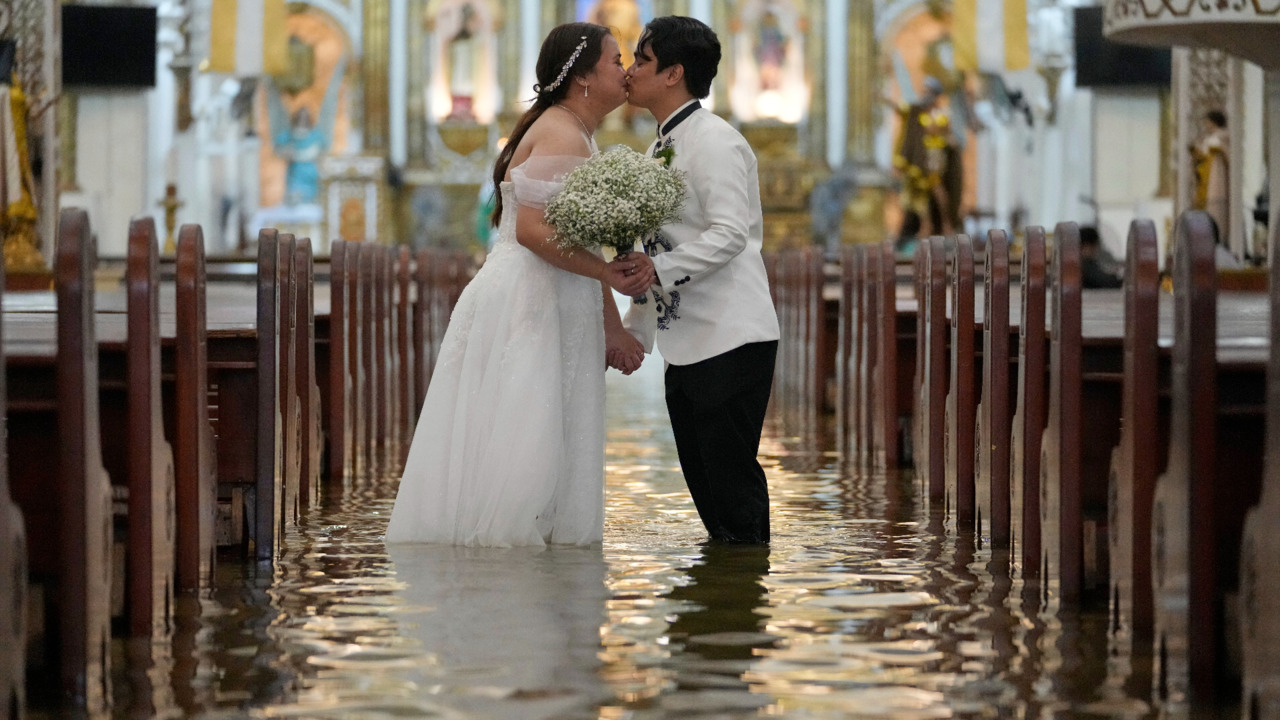 Se casan en iglesia inundada: nada detuvo este amor