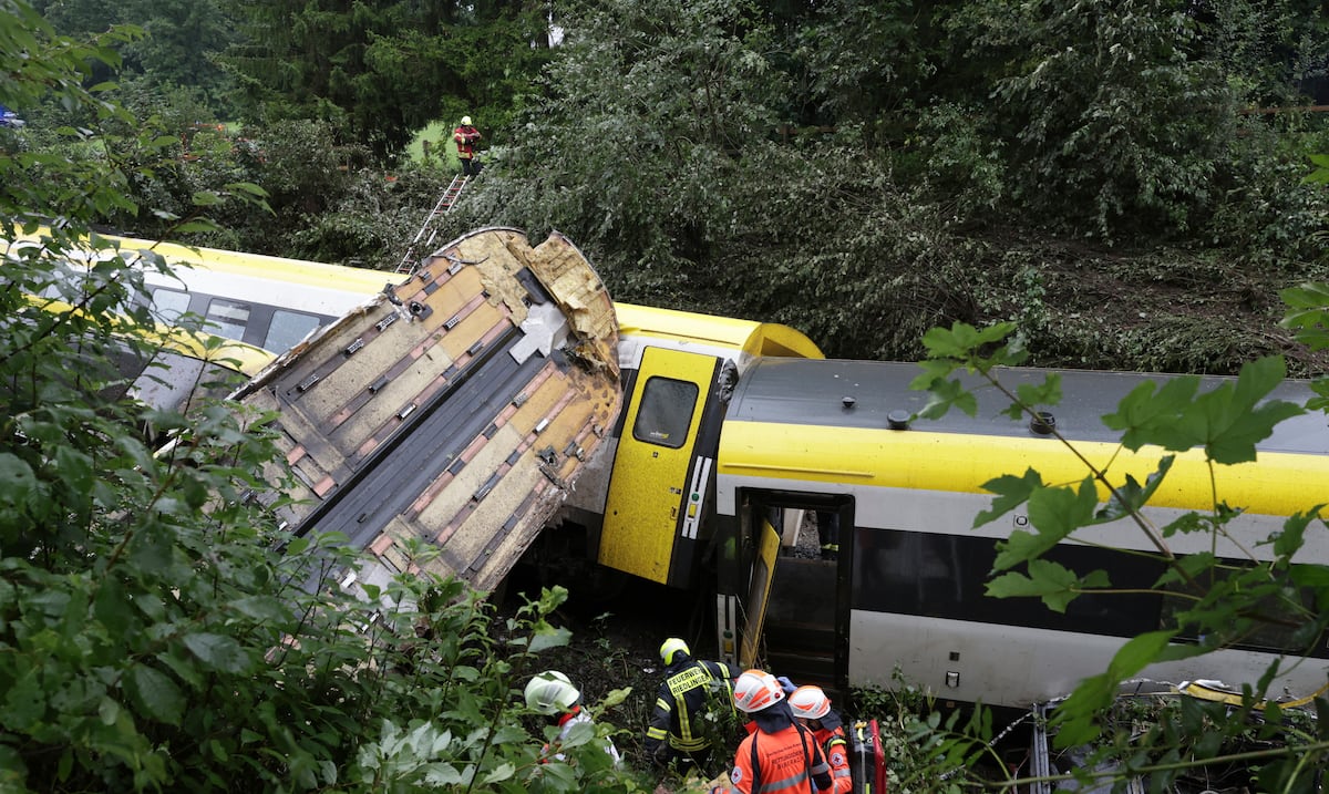 Tres personas mueren tras descarrilamiento de tren en Alemania