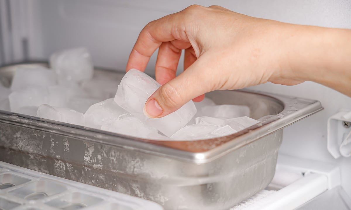 El truco del cubo de hielo para calmar la ansiedad en segundos, según la ciencia
