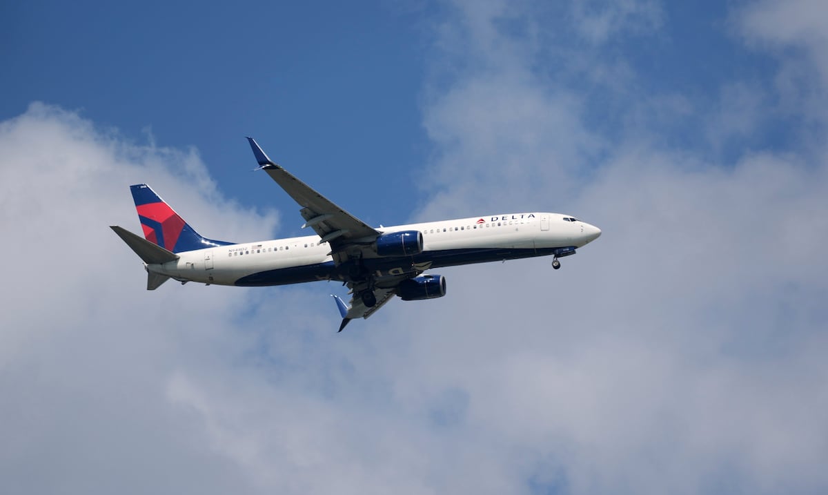 Fuerte turbulencia provoca aterrizaje de emergencia: 25 pasajeros resultan heridos en vuelo de Delta
