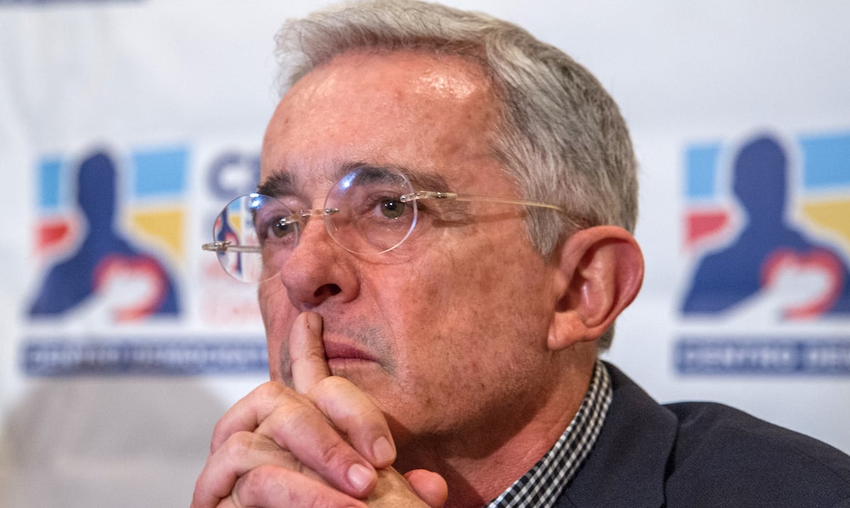 Expresidente colombiano Álvaro Uribe es sentenciado a 12 años de prisión domiciliaria