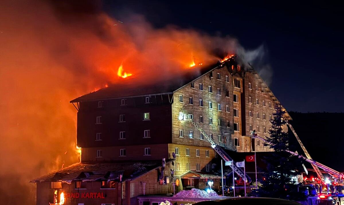 Reportan fatal incendio en hotel en estación de esquí en Turquía