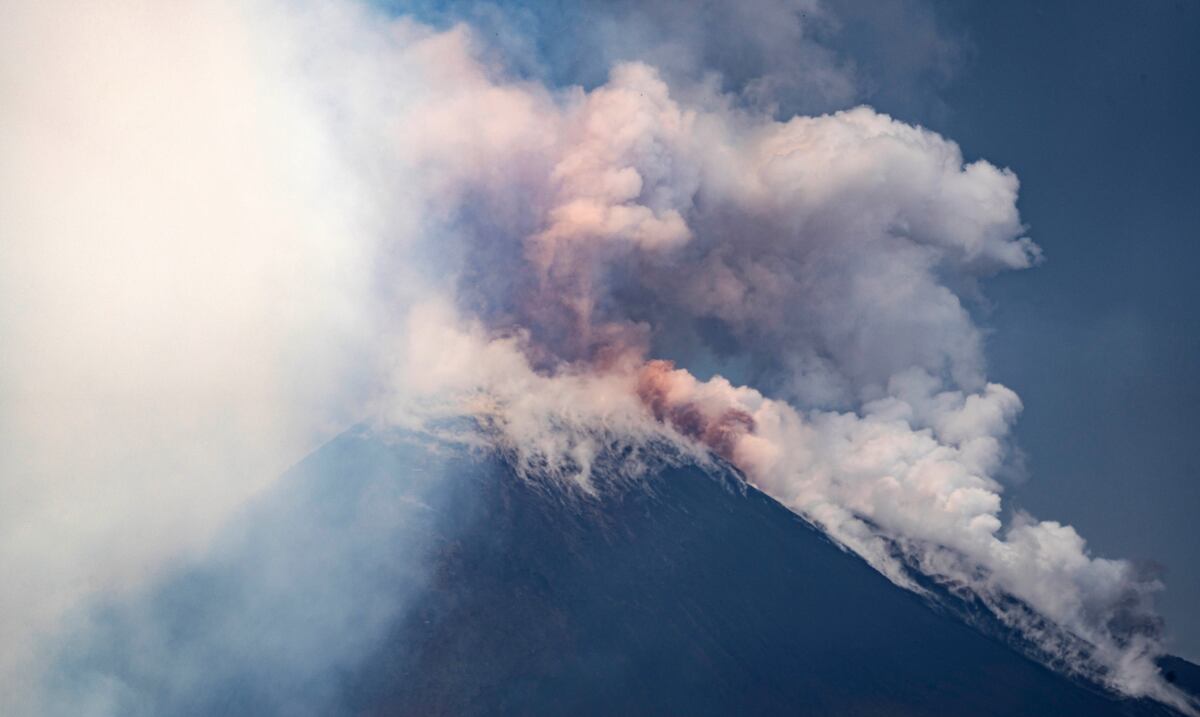 El volcán italiano Etna hace una potente erupción, pero se debilita poco después