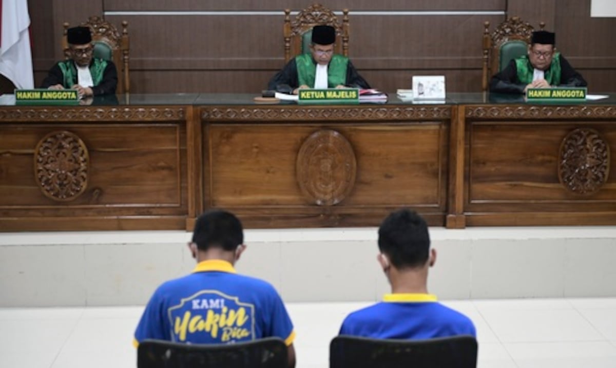 Por besos y abrazos: corte condena a dos hombres a recibir 80 latigazos en Indonesia