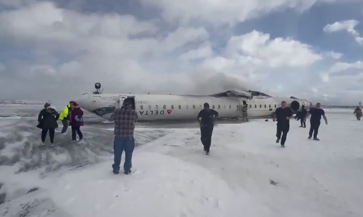 Delta Airlines ofrece $30,000 a los pasajeros del avión que se volcó al aterrizar en Toronto
