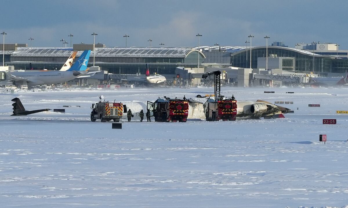 Lo que debes saber sobre el accidente aéreo en el que se volcó un avión en Toronto