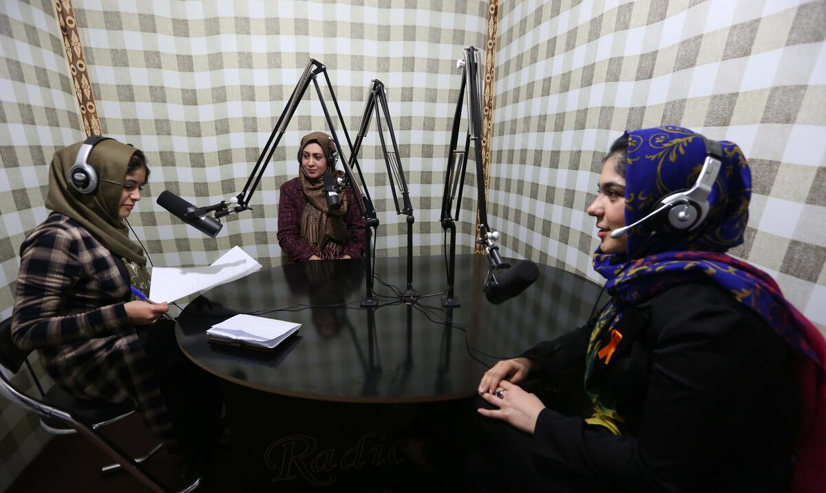 Los talibanes prohíben las voces de mujeres en la radio en el sur de Afganistán