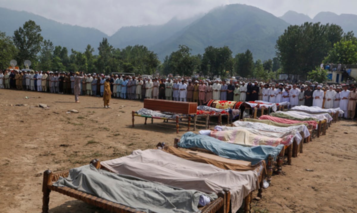 Agua y “toneladas de piedras”: inundaciones en Pakistán dejan 220 muertos