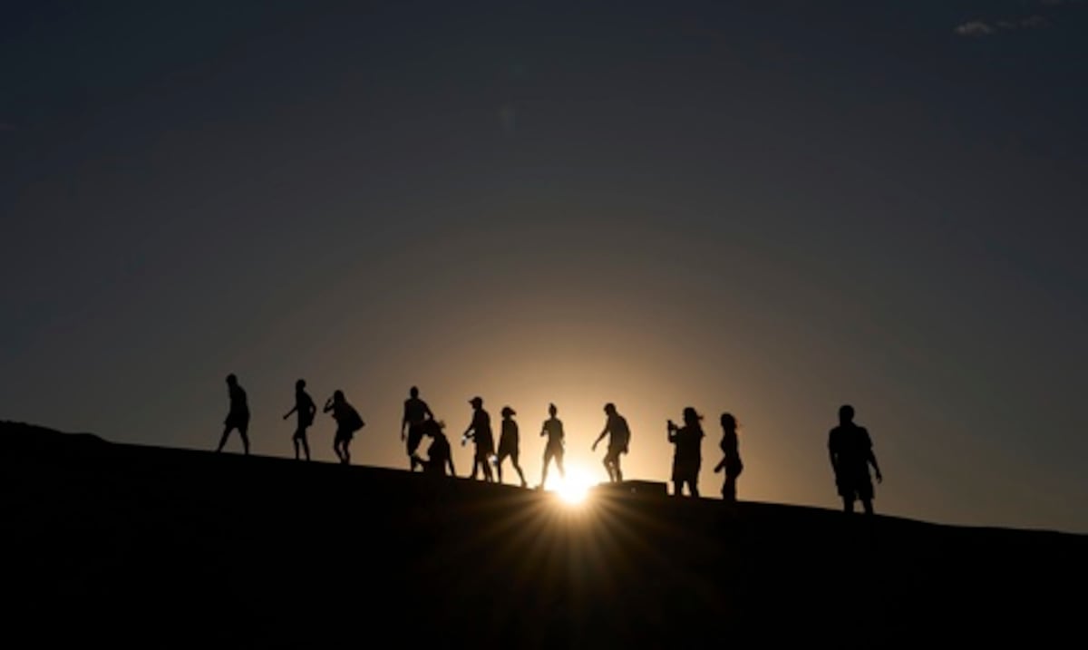 Miles acuden al Valle de la Muerte de California pese al calor extremo: ¿por qué atrae tanto?