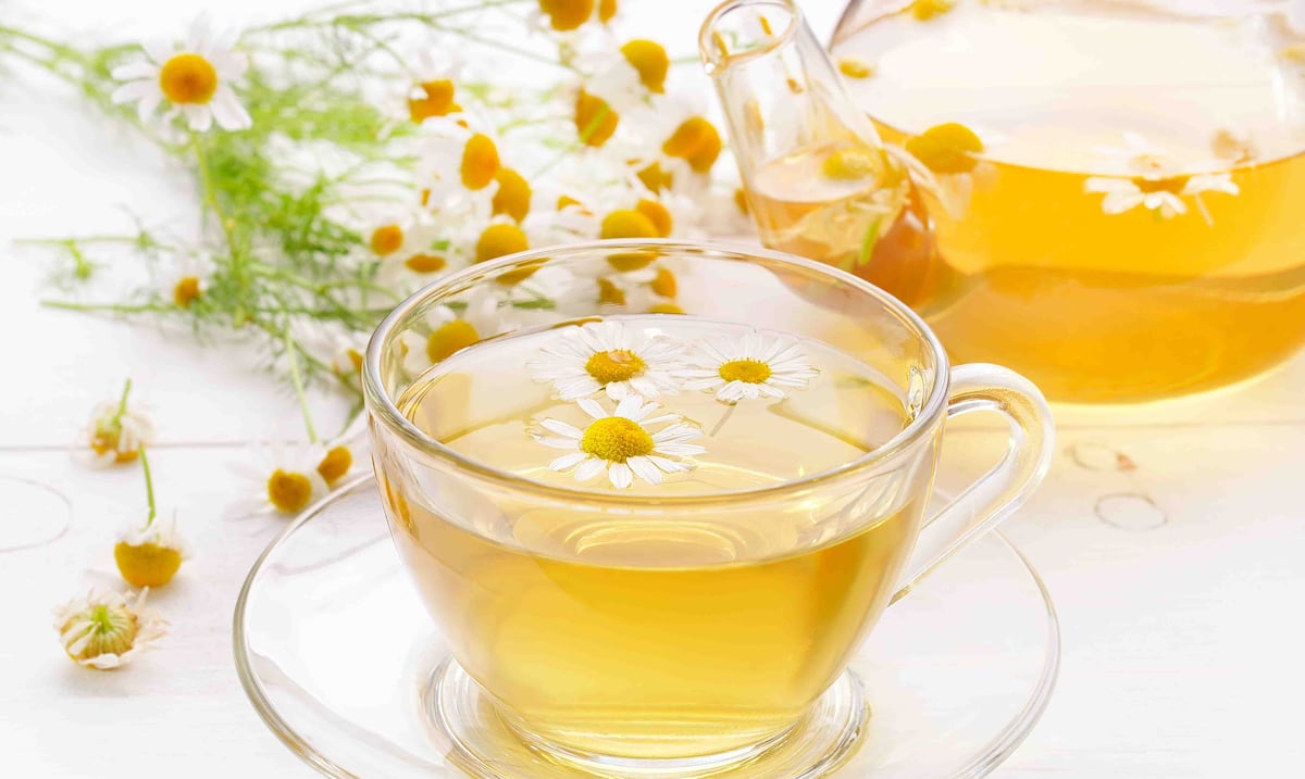 10 beneficios de la manzanilla comprobados por la ciencia: salud digestiva, sueño y defensas