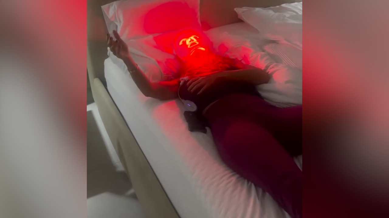 Alexandra Fuentes es sorprendida en la cama por David Bernier