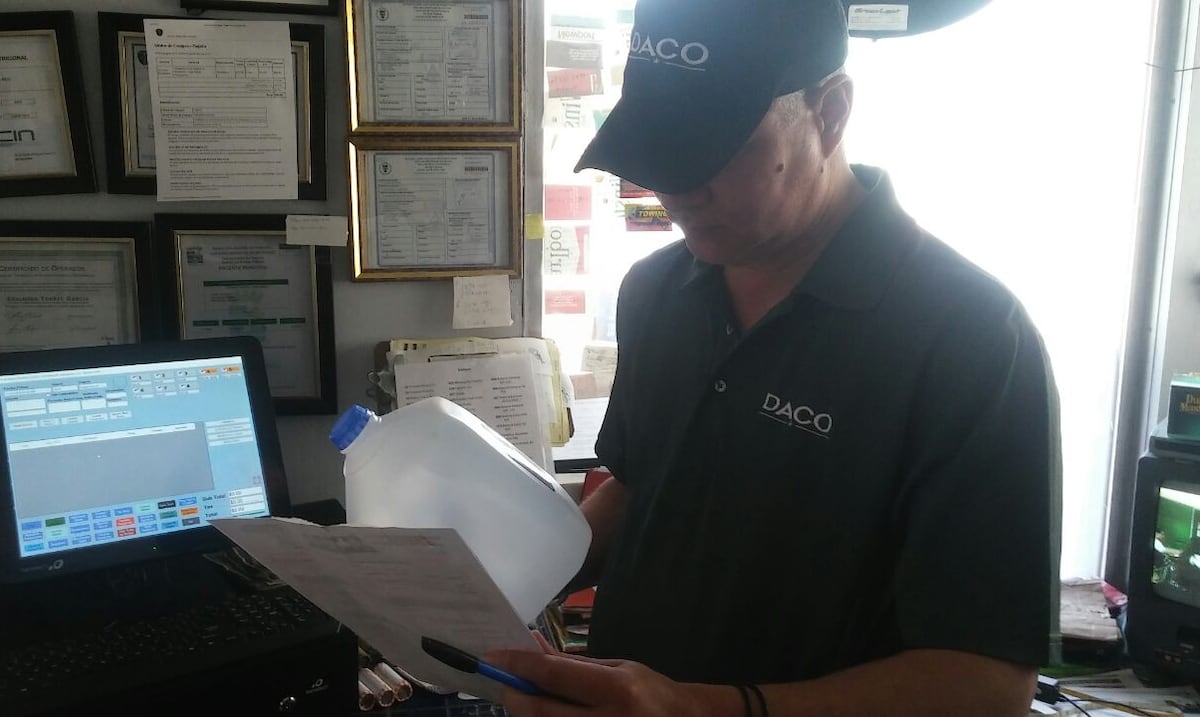 Timadores se hacen pasar por inspectores del DACO para cobrar dinero de supuestas multas