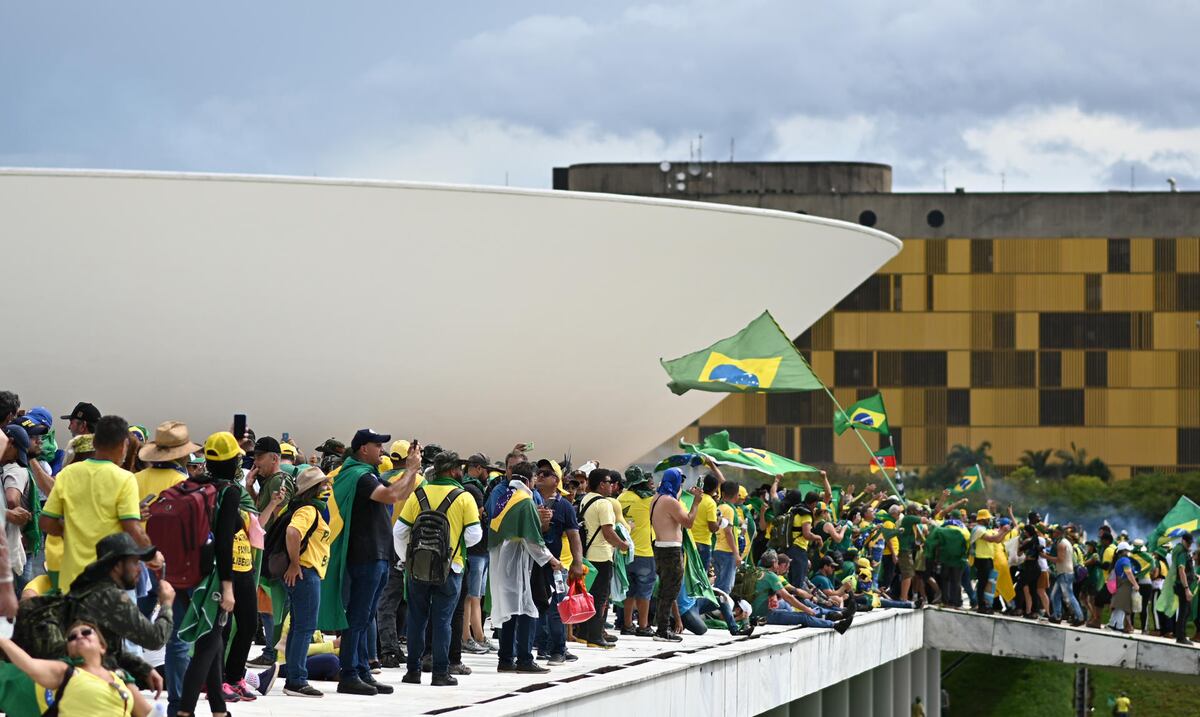 Seguidores del expresidente Jair Bolsonaro roban armas de fuego del palacio presidencial en Brasil