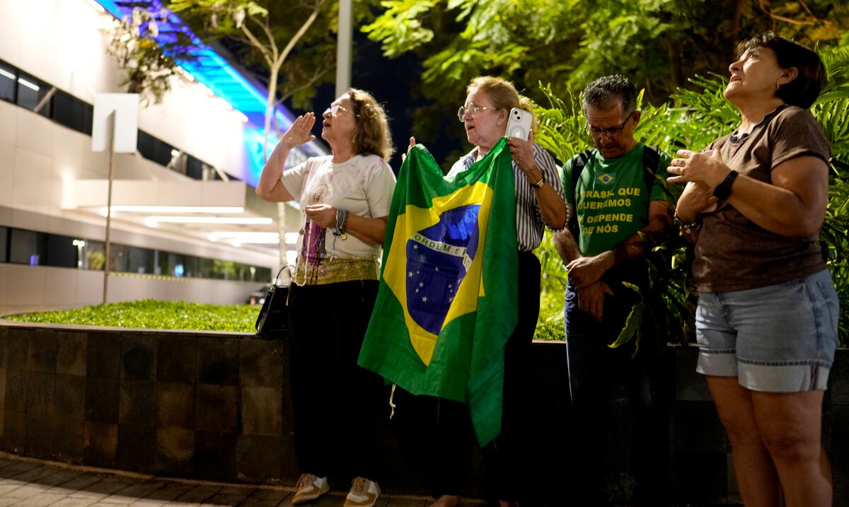 Brasil: operan al expresidente Bolsonaro por obstrucción intestinal
