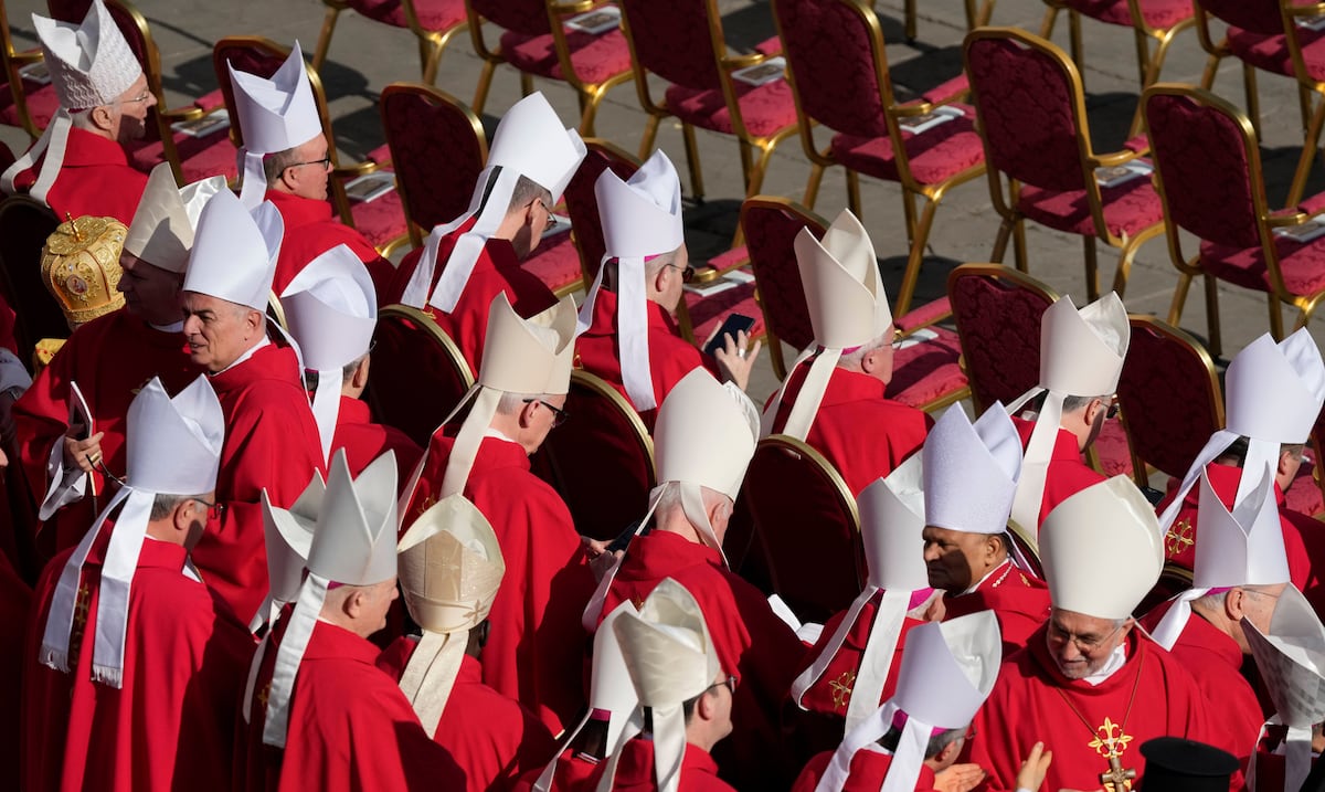 Los cardenales se reúnen en el Vaticano para elegir la fecha del cónclave