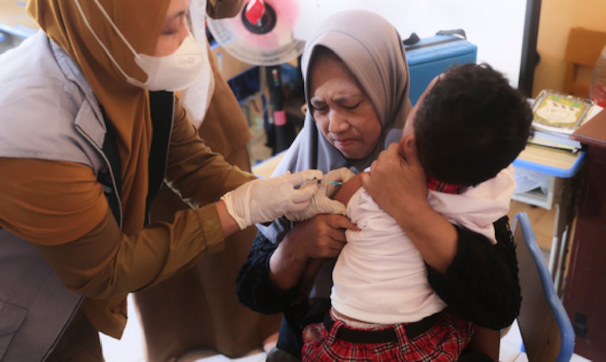 Indonesia lanza una campaña de vacunación contra el sarampión tras 17 muertes en un brote