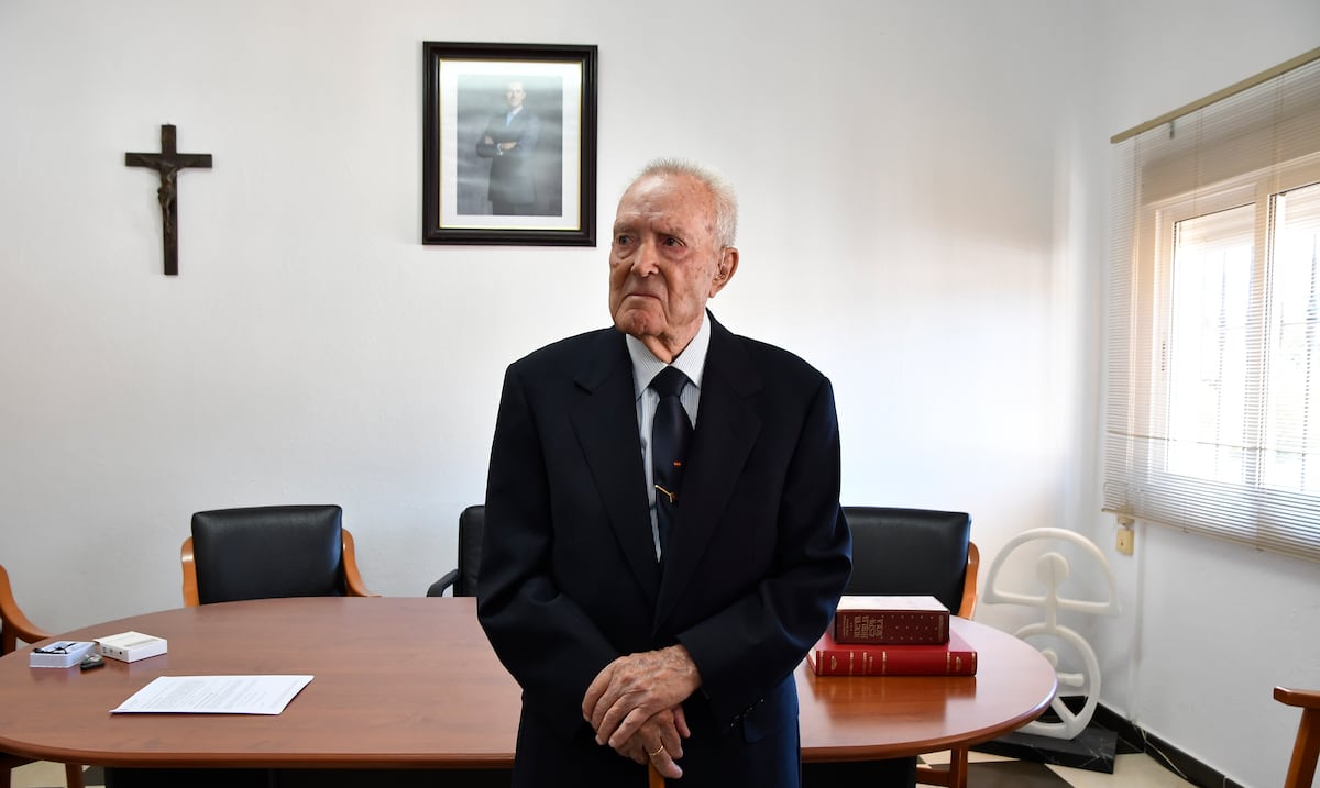 “Una vida entera al servicio del público”: el alcalde más longevo de España cumple 100 años