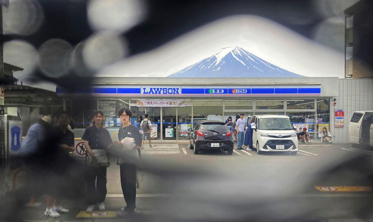 Hallan agujeros en una enorme malla colocada para tapar la vista del monte Fuji