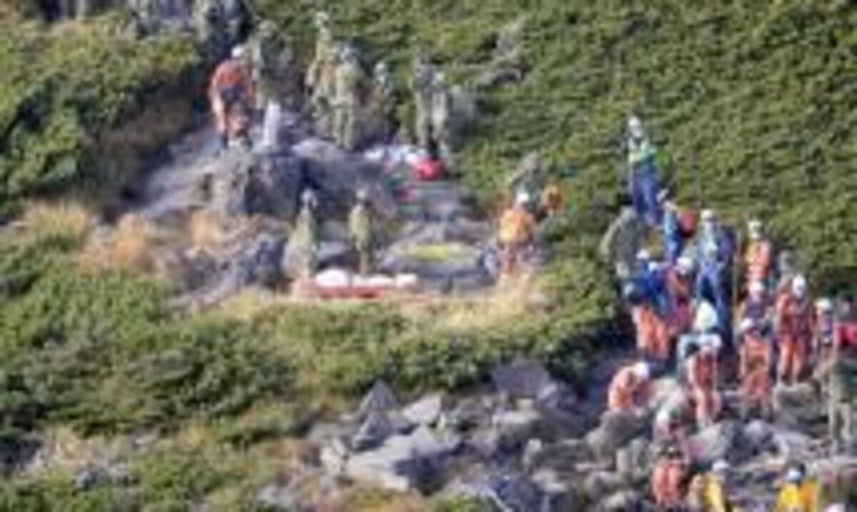 Posible erupción de volcán en Japón detiene operaciones de rescate