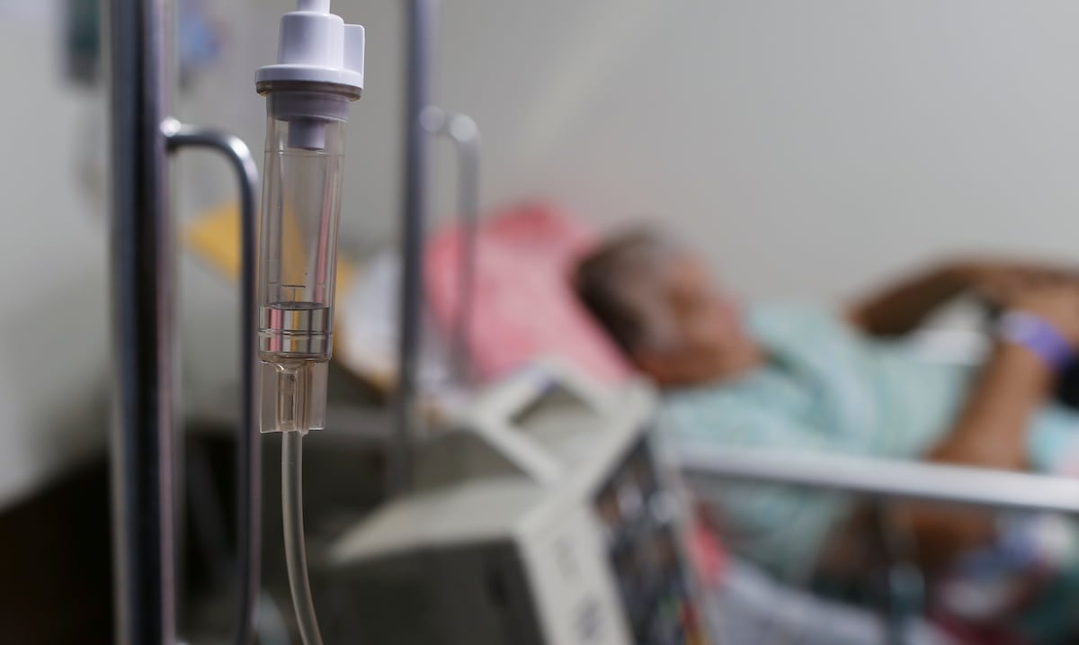 Millonario costo de adultos mayores abandonados: hospitales a la espera del reglamento para respuestas