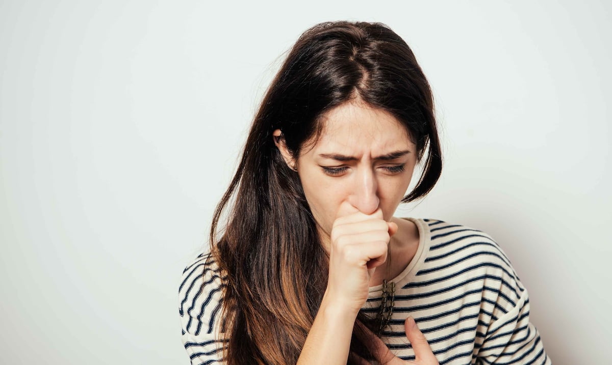 Estas son las 5 situaciones que nunca hay que dejar pasar cuando tienes tos, según un experto