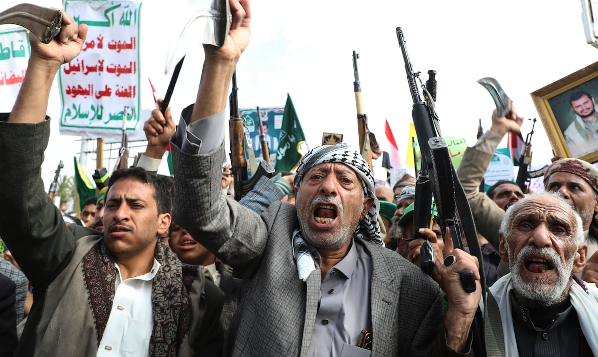 Ataque aéreo israelí mata al primer ministro rebelde hutí en la capital de Yemen