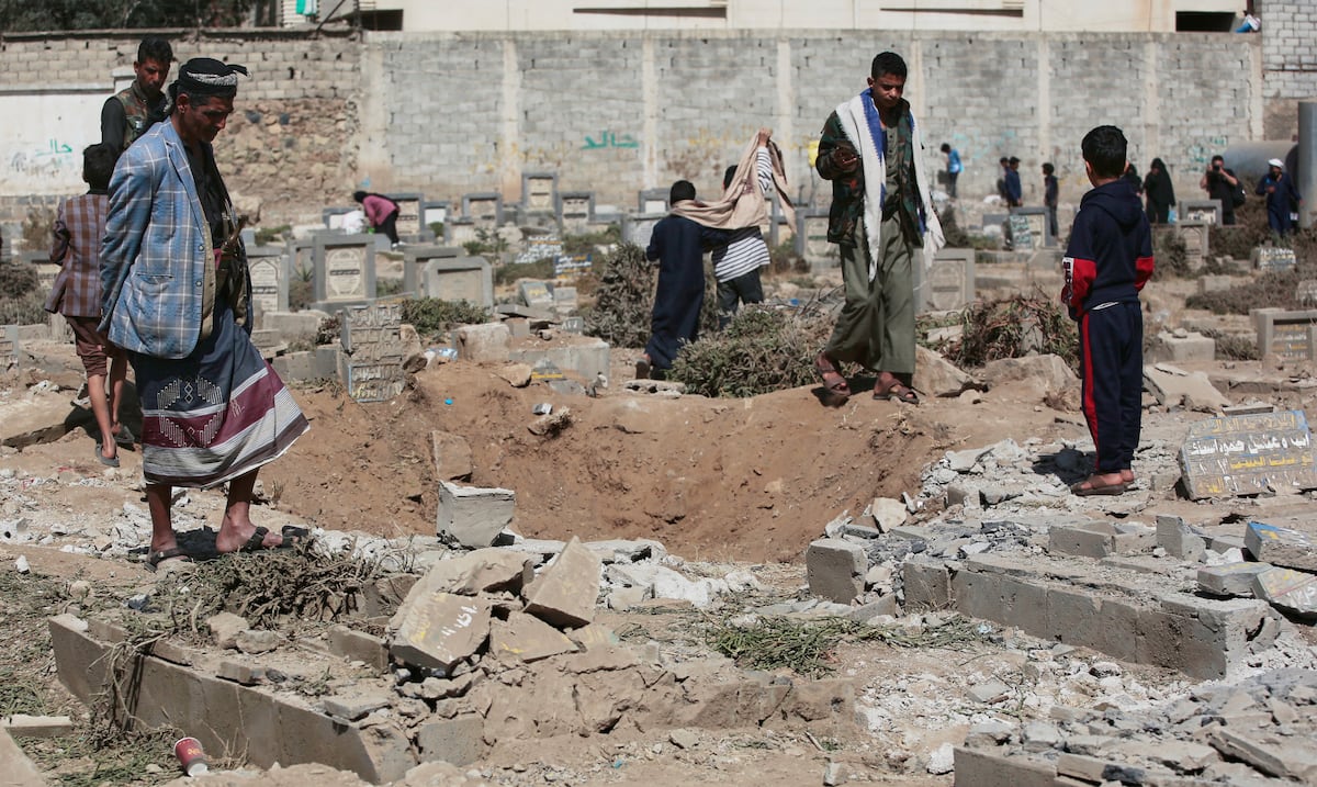Ataques aéreos de Estados Unidos matan a 12 personas en la capital de Yemen, dicen los hutíes