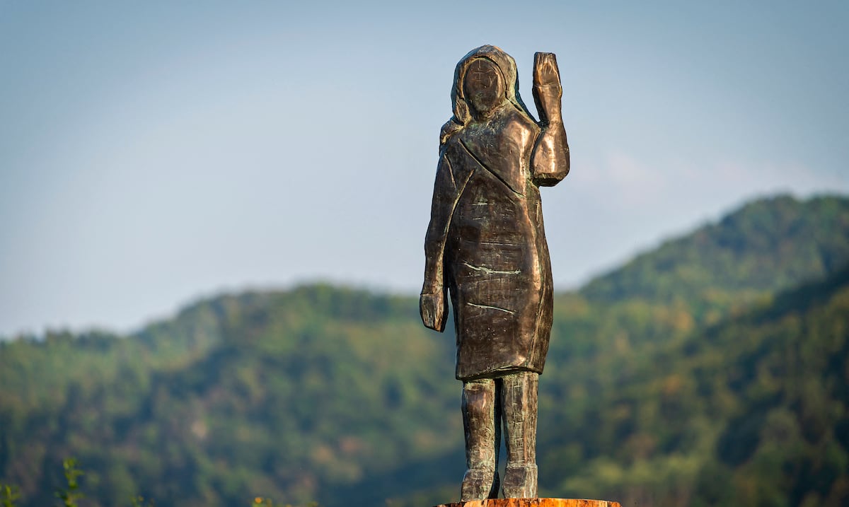 Misterioso robo: la estatua de bronce de Melania Trump desaparece en Eslovenia
