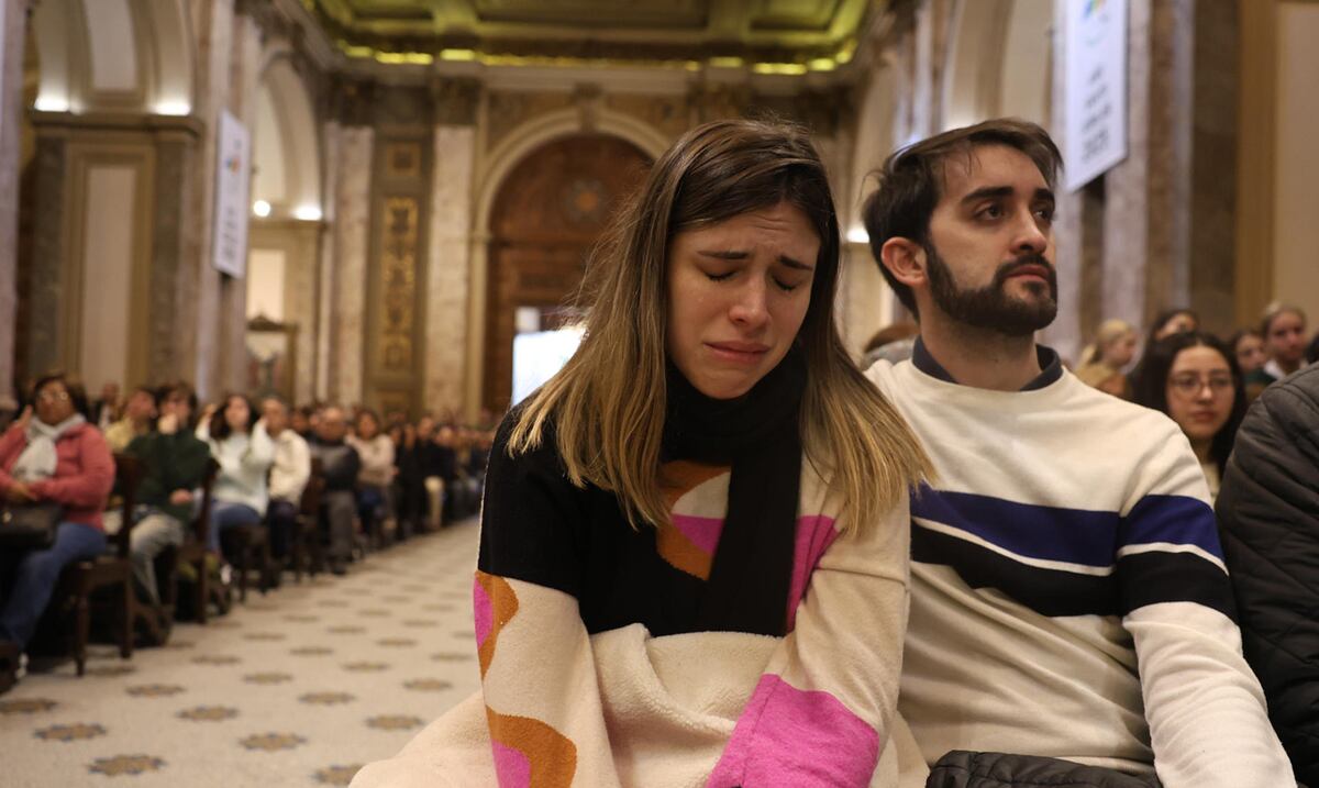 La Catedral de Buenos Aires se convierte en centro de oración y peregrinaje por Francisco