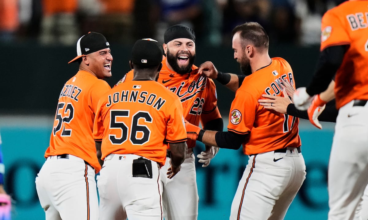 A un out de irse sin hit contra Yamamoto, Emmanuel Rivera y los Orioles vencen a los Dodgers en la novenaDeporte