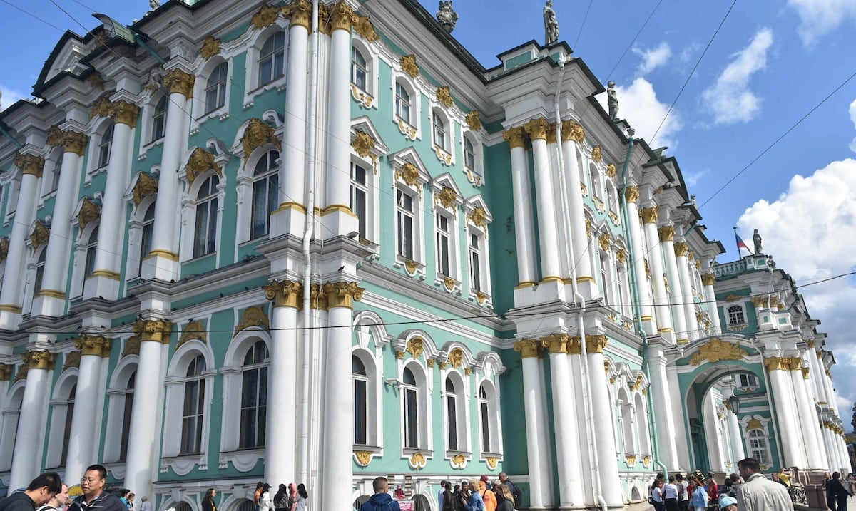 Por amenaza de bomba: evacúan el museo del Hermitage en Rusia