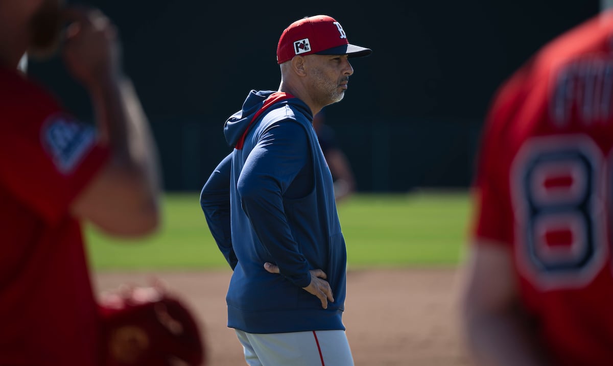 Alex Cora y el don de la comunicación: entendidos del béisbol revelan las claves del éxito del cagüeño