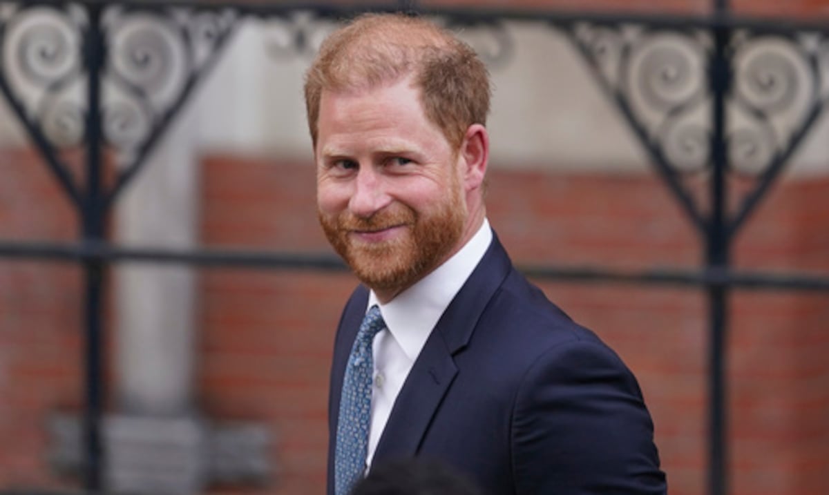 El príncipe Harry visita la tumba de la reina Isabel en su viaje a Reino Unido