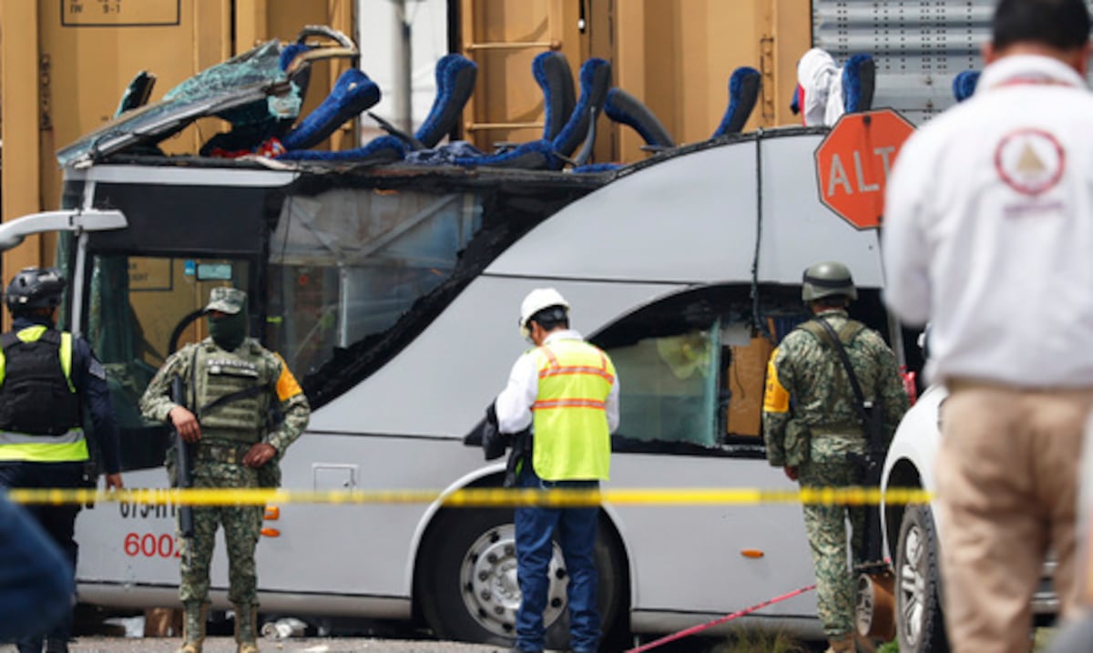 Al menos 8 muertos y 45 heridos en choque entre ferrocarril y autobús en el centro de México