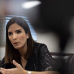 Banquero internacional demanda a la comisionada de Instituciones Financieras