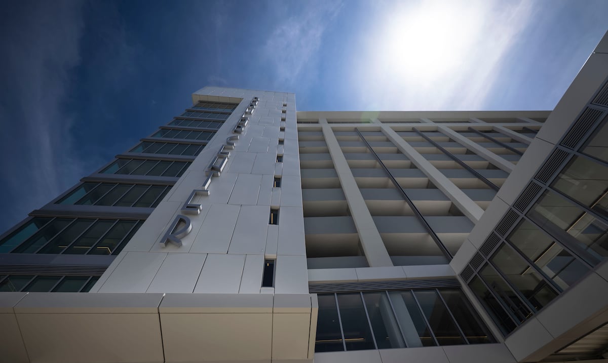 Con gimnasio, piscina y área comercial: Popular inaugura su nuevo edificio Muñoz Rivera 200