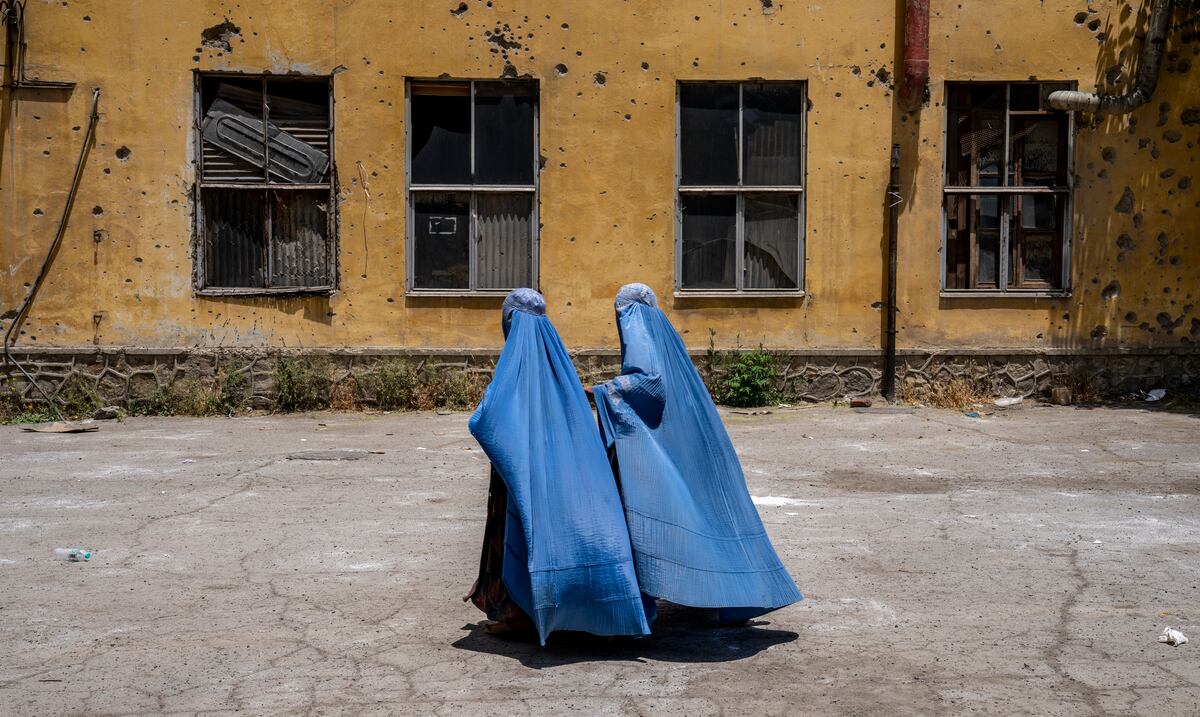 Líder talibán dice que las mujeres tienen una “vida próspera y cómoda” en Afganistán