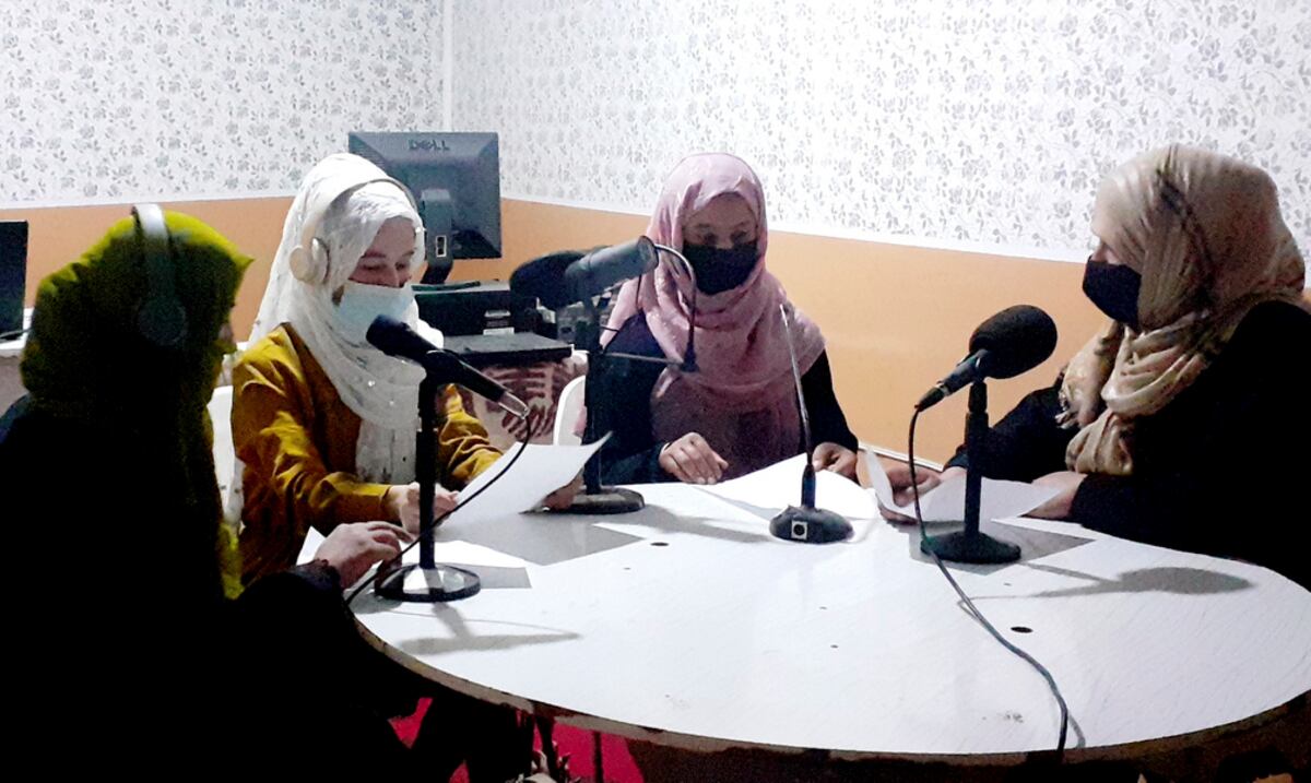 Talibanes clausuran la única emisora de radio dirigida por mujeres en Afganistán