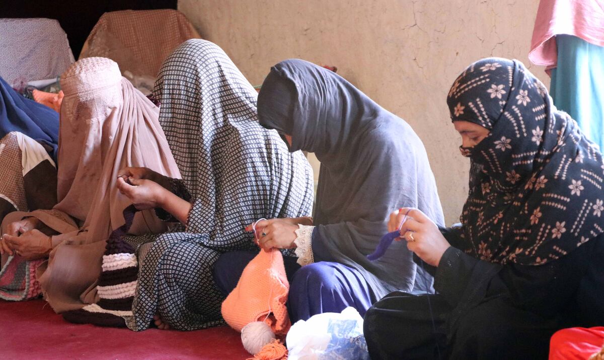 Los talibanes prohíben que mujeres afganas tomen las pruebas de acceso a la universidad