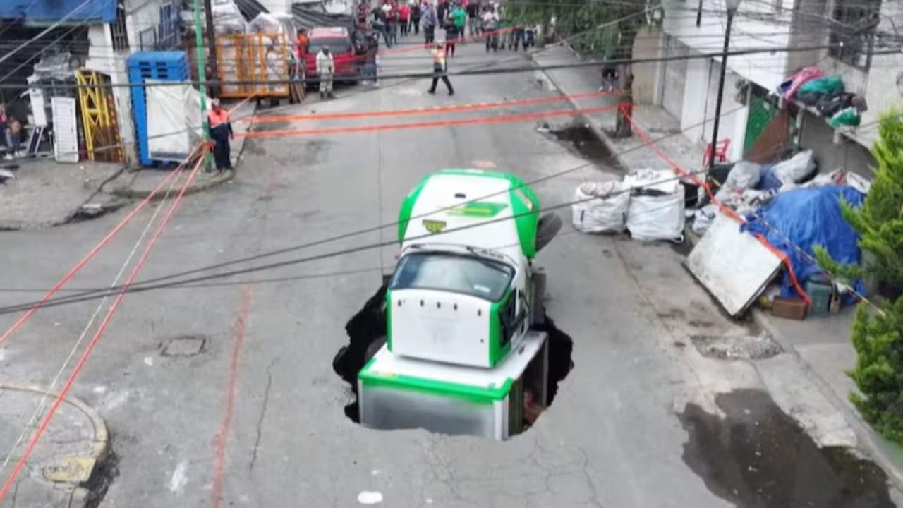 Camionero es tragado por enorme hueco