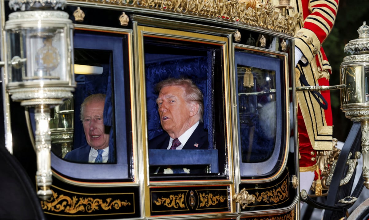 Donald Trump regala a Charles III una réplica de la espada de Eisenhower durante su visita