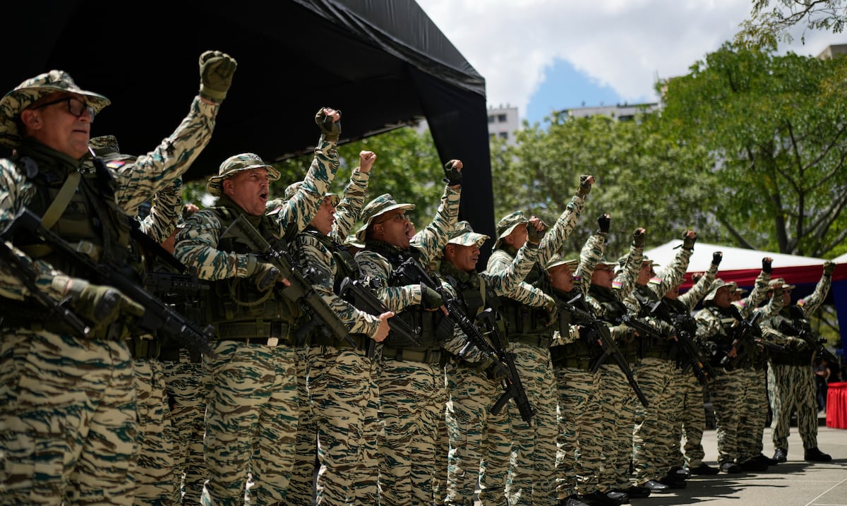 Fuerzas militares venezolanas recorren Caracas en un encuentro amistoso con ciudadanos